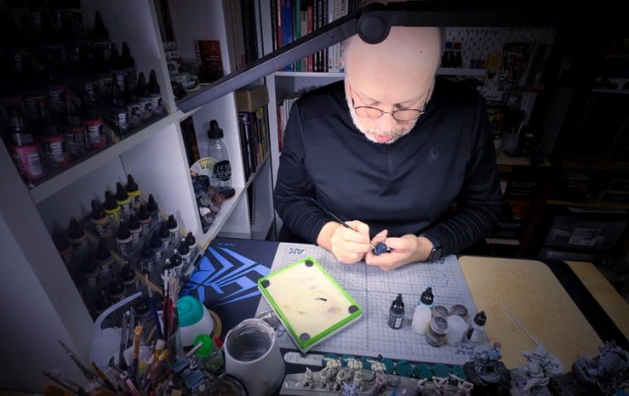 Julien peint un table top